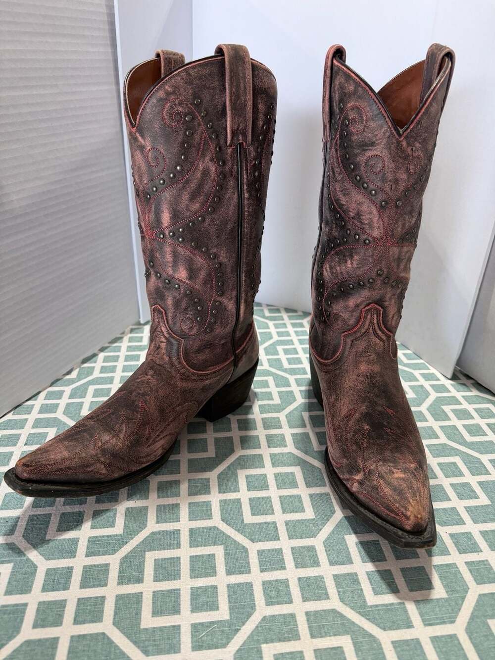 Eight Second Angel Western Boots Size 7.5 Distressed Red Studded Snip Toe